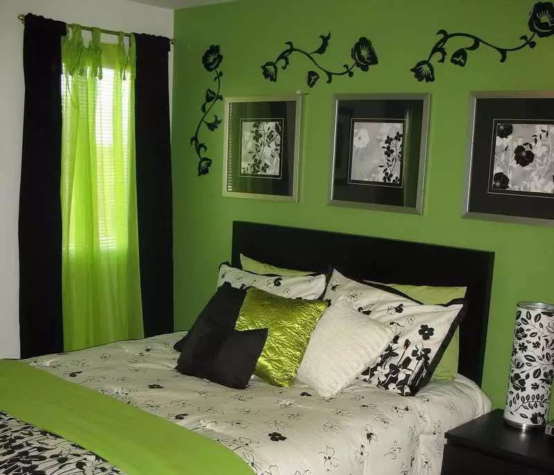 Soveværelse i grønne toner (79 billeder): Mørk tapet i indretning. Hvilke gardiner og sengetæpper er egnede til et salatrum? Hvordan er smaragdvægge kombineret med hvide og beige nuancer? 9876_70
