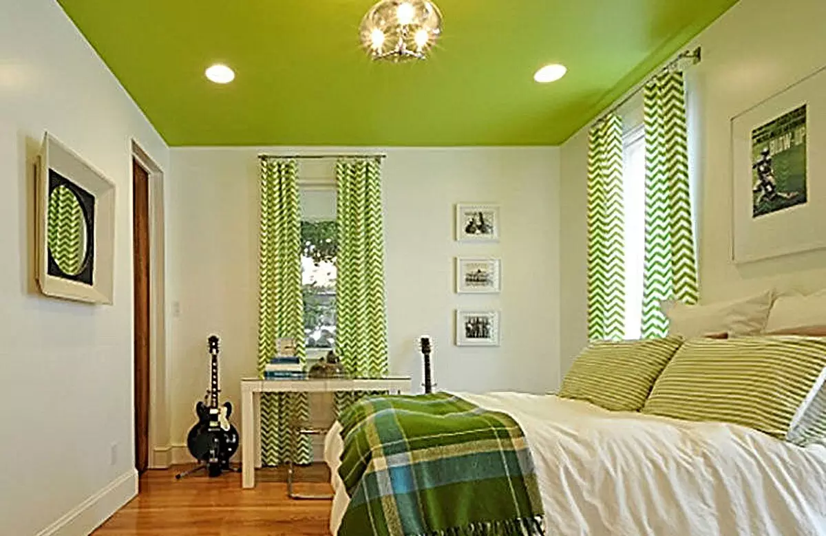 Спалнята в нюанси на зелено (79 снимки): тапети тъмни цветове в интериорния дизайн. Какви са пердета и покривки за легло са подходящи за светло зелено стая? Подобно на стената изумрудено комбинира с бяло и нюанси на бежовото? 9876_71