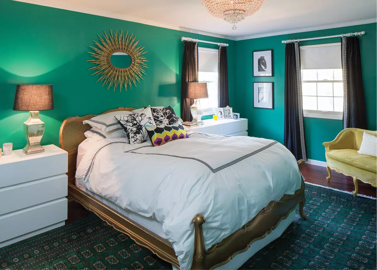 საძინებელი მწვანე ტონებში (79 ფოტო): მუქი ფონი ინტერიერის დიზაინით. რა ფარდები და bedspreads განკუთვნილია სალათი ოთახი? როგორ არის Emerald კედლები ერთად თეთრი და beige shades? 9876_77