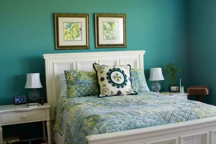 חדר שינה בצלילים ירוקים (79 תמונות): טפט כהה בעיצוב פנים. איזה וילונות ומיטה מתאימים לחדר סלט? איך הם קירות אמרלד בשילוב עם גוונים לבנים ובז '? 9876_79