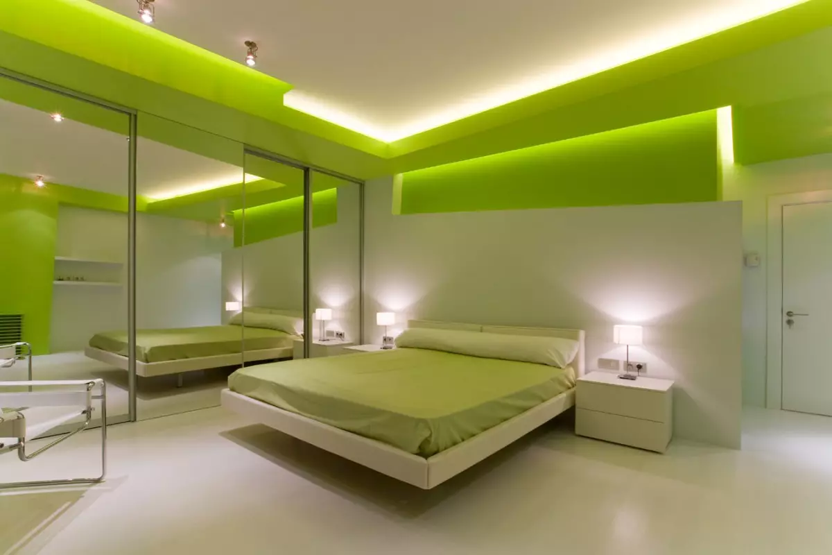 Спалнята в нюанси на зелено (79 снимки): тапети тъмни цветове в интериорния дизайн. Какви са пердета и покривки за легло са подходящи за светло зелено стая? Подобно на стената изумрудено комбинира с бяло и нюанси на бежовото? 9876_8