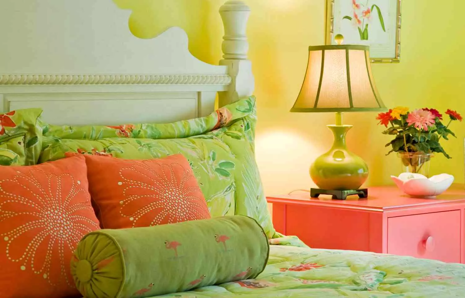 Schlafzimmer in grünen Tönen (79 Fotos): Dunkle Tapete im Innendesign. Welche Vorhänge und Bettdecken eignen sich für einen Salatraum? Wie sind Smaragdwände mit weißen und beige Farbtönen kombiniert? 9876_9