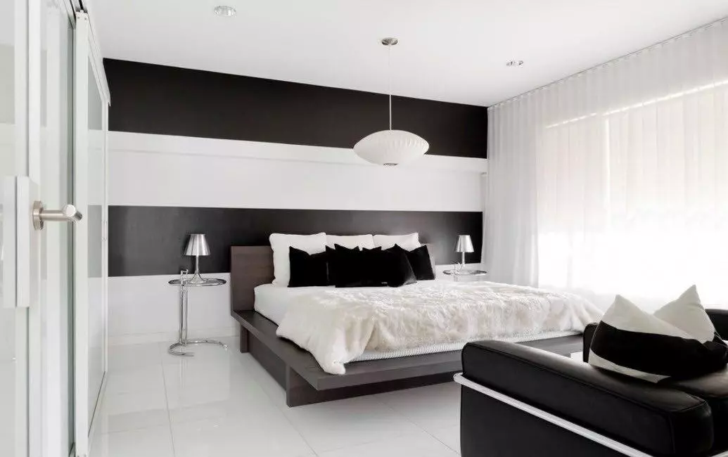 Хар ба цагаан унтлагын өрөө (76 зураг): Хар ба цагаан өнгөөр ​​загвар, дотоод засал чимэглэл. Хөшиг, ханын цаас, ямар өнгөтэй вэ? 9878_10