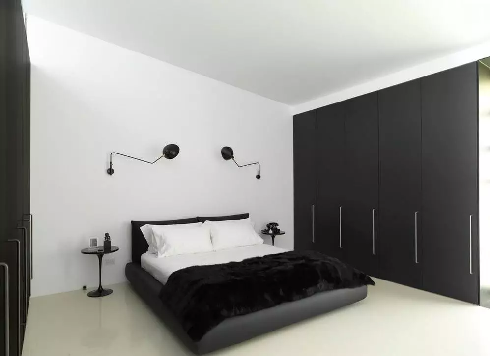 Svartvitt sovrum (76 bilder): Design och interiör stilar i svartvita toner. Vilken färg kan gardiner och bakgrundsbilder? 9878_12