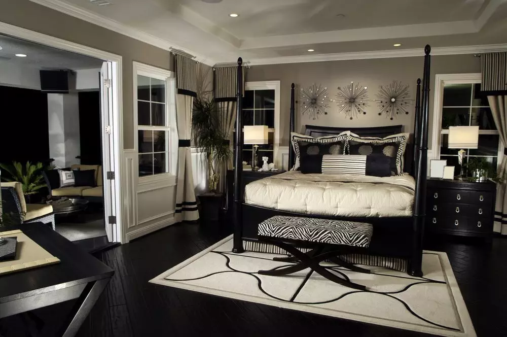 Črna in bela spalnica (76 fotografij): oblikovanje in notranjost stilov v črnih in belih tonih. Kakšne barve lahko zavese in ozadja? 9878_29