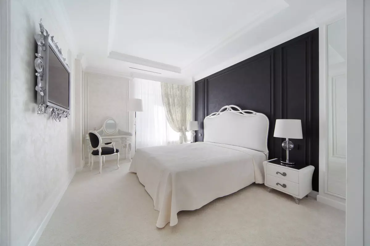 Хар ба цагаан унтлагын өрөө (76 зураг): Хар ба цагаан өнгөөр ​​загвар, дотоод засал чимэглэл. Хөшиг, ханын цаас, ямар өнгөтэй вэ? 9878_43