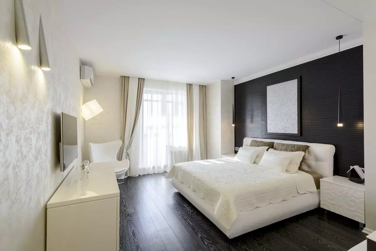 Хар ба цагаан унтлагын өрөө (76 зураг): Хар ба цагаан өнгөөр ​​загвар, дотоод засал чимэглэл. Хөшиг, ханын цаас, ямар өнгөтэй вэ? 9878_48