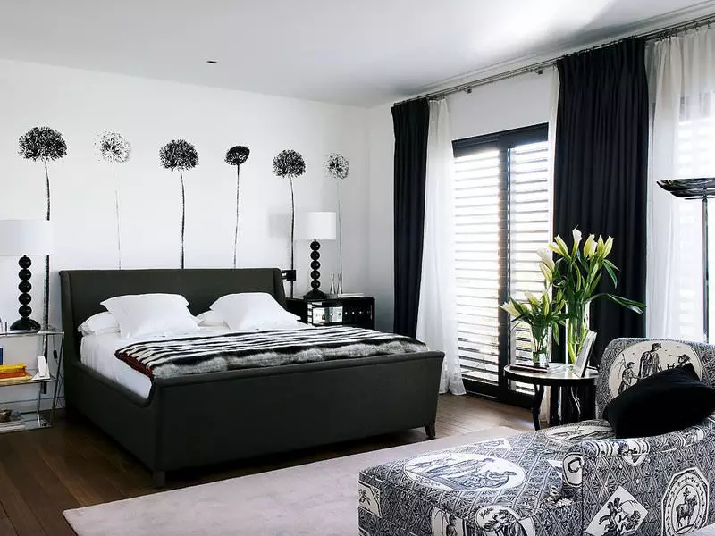 Svartvitt sovrum (76 bilder): Design och interiör stilar i svartvita toner. Vilken färg kan gardiner och bakgrundsbilder? 9878_5