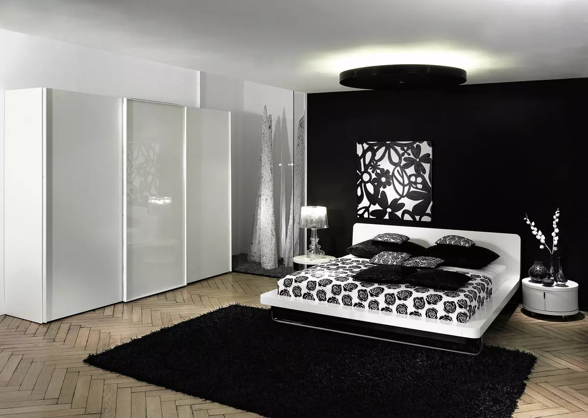 შავი და თეთრი საძინებელი (76 ფოტო): დიზაინი და ინტერიერი სტილის შავი და თეთრი ტონა. რა ფერის შეიძლება ფარდები და ფონი? 9878_6