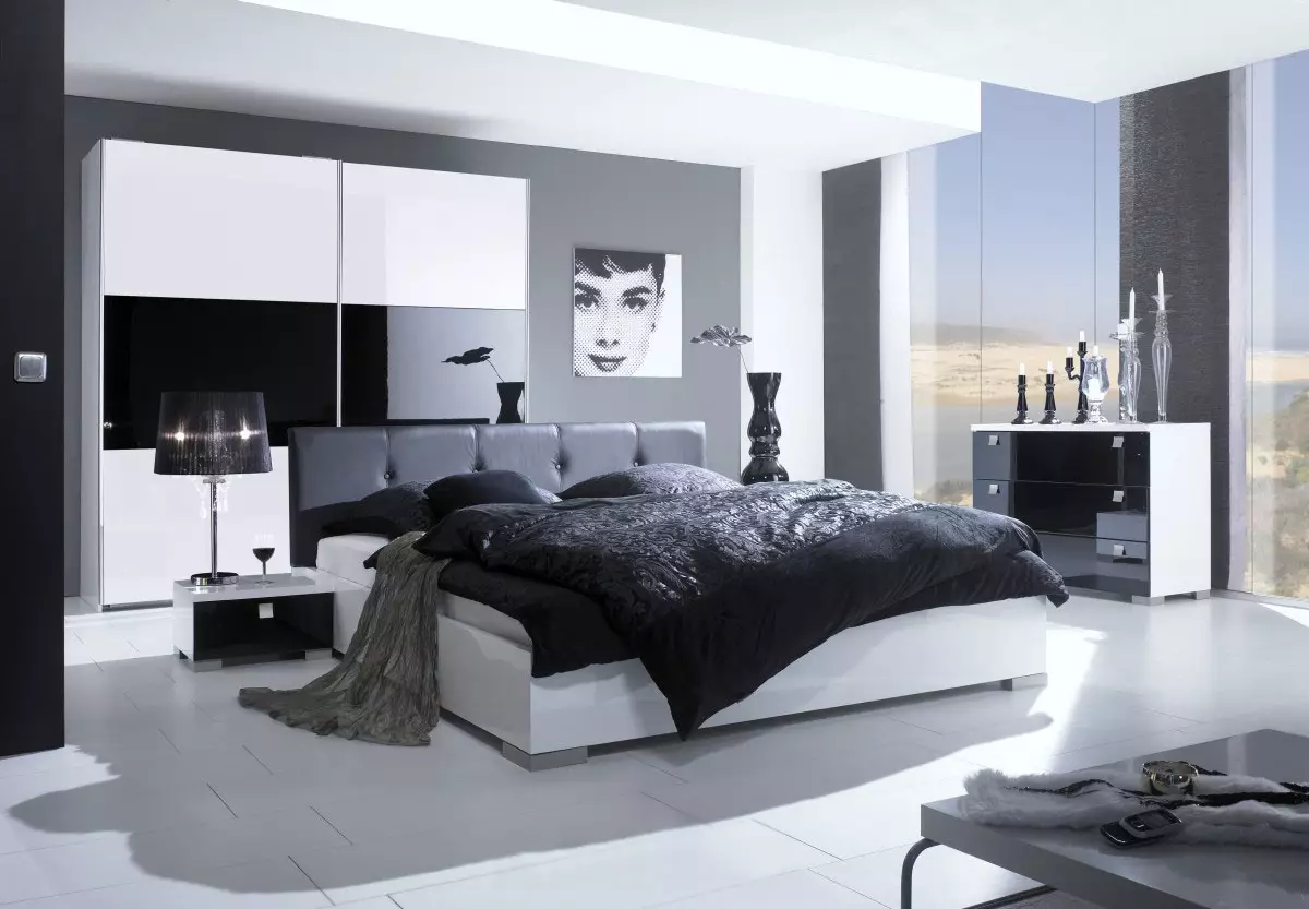 Črna in bela spalnica (76 fotografij): oblikovanje in notranjost stilov v črnih in belih tonih. Kakšne barve lahko zavese in ozadja? 9878_60