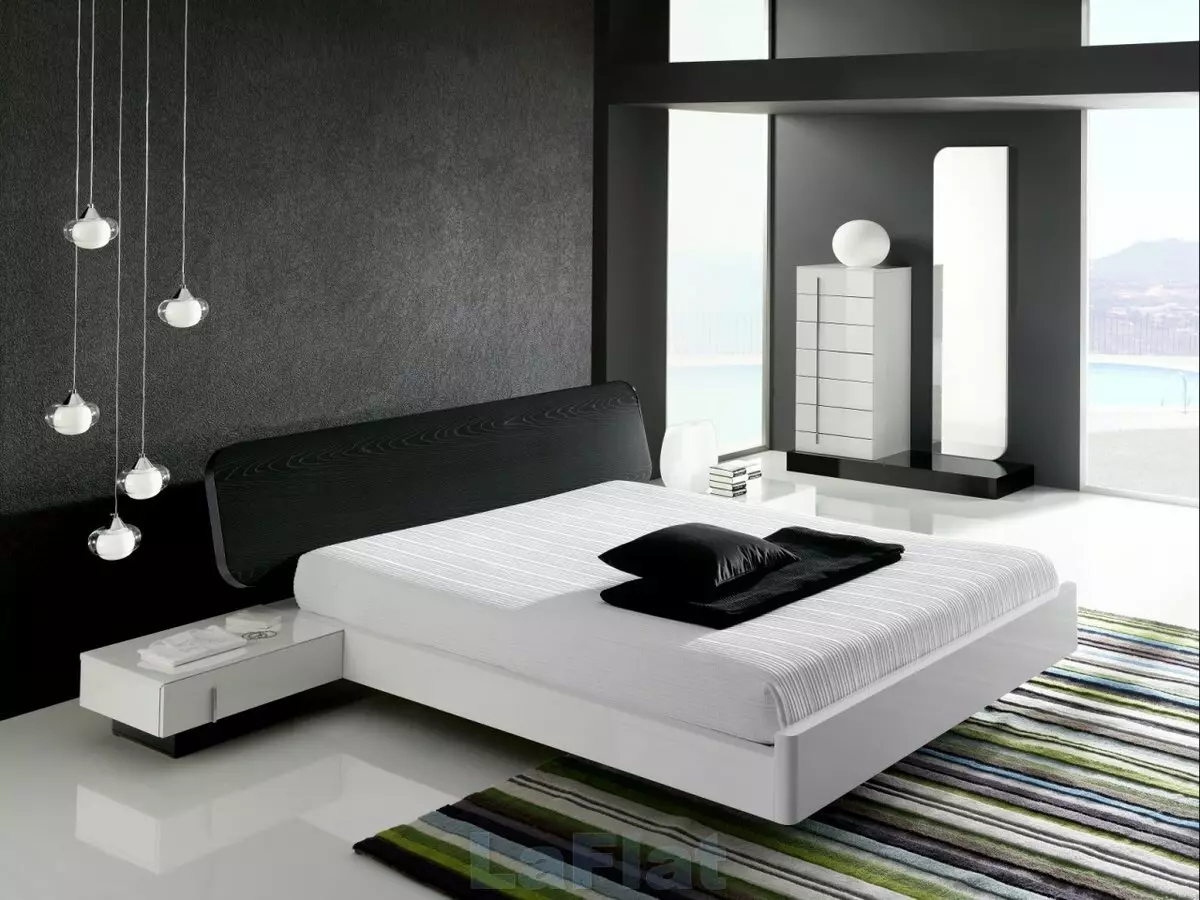 Хар ба цагаан унтлагын өрөө (76 зураг): Хар ба цагаан өнгөөр ​​загвар, дотоод засал чимэглэл. Хөшиг, ханын цаас, ямар өнгөтэй вэ? 9878_7