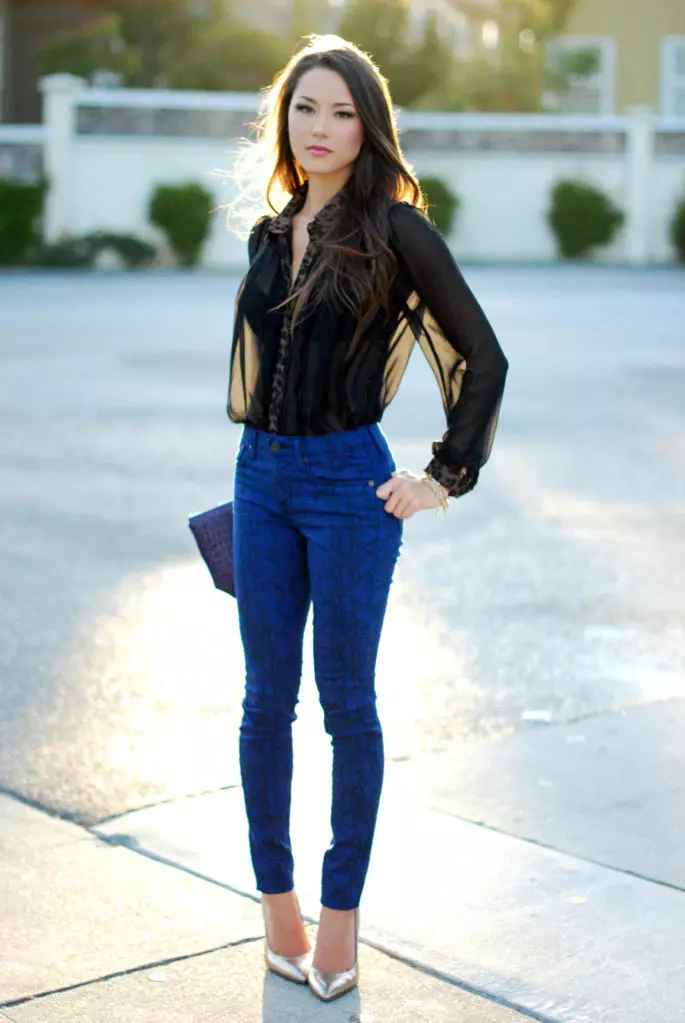 celana denim perempuan (80 foto): Mode celana jeans, gaya indigo perempuan, gaya denim jas dengan celana panjang, dengan apa yang mengenakan 987_5