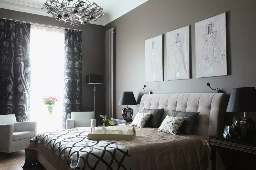 Спальня в сірих тонах (89 фото): шпалери на стінах в дизайні інтер'єру, спальня сіро-білого, синьо-сірого і світло-сірого відтінків. З якими квітами поєднується сірий? 9880_13