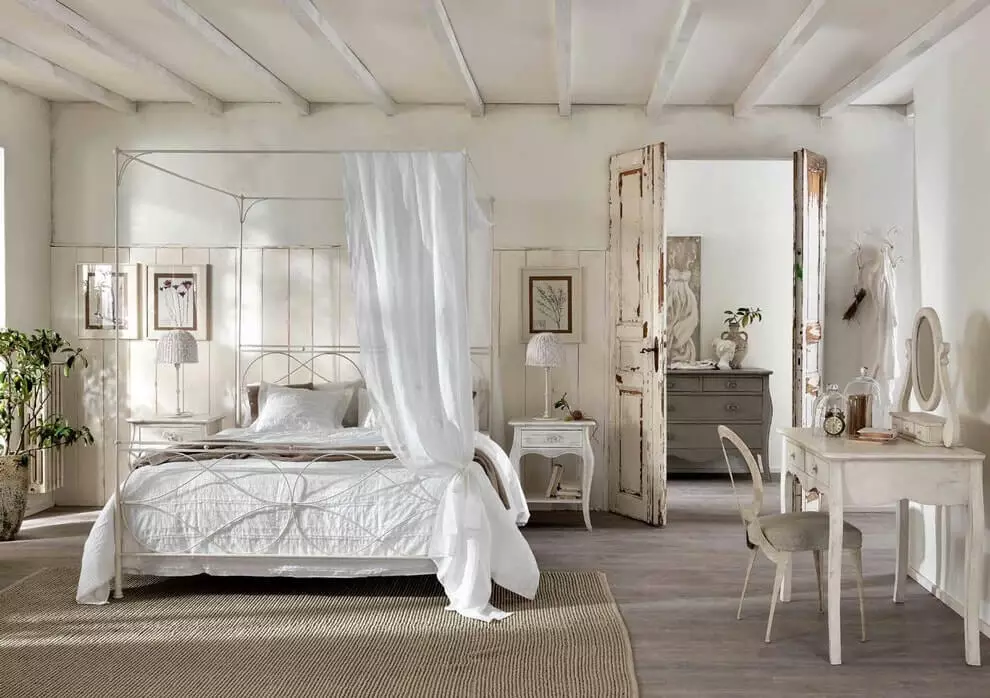 Спальня в сірих тонах (89 фото): шпалери на стінах в дизайні інтер'єру, спальня сіро-білого, синьо-сірого і світло-сірого відтінків. З якими квітами поєднується сірий? 9880_32