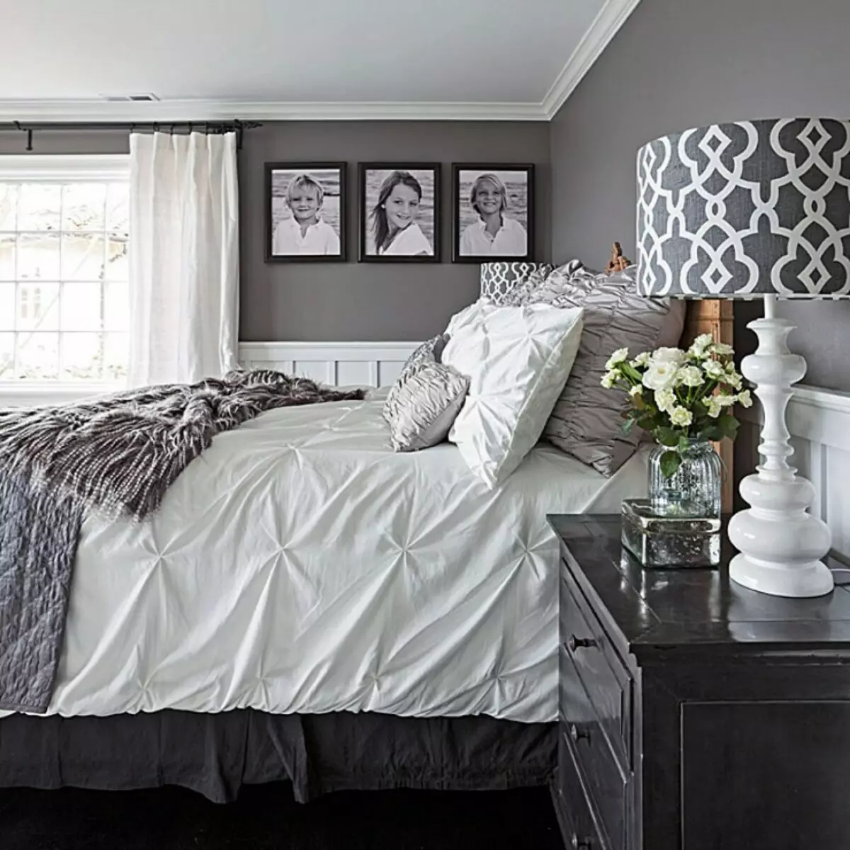 Спальня в сірих тонах (89 фото): шпалери на стінах в дизайні інтер'єру, спальня сіро-білого, синьо-сірого і світло-сірого відтінків. З якими квітами поєднується сірий? 9880_75