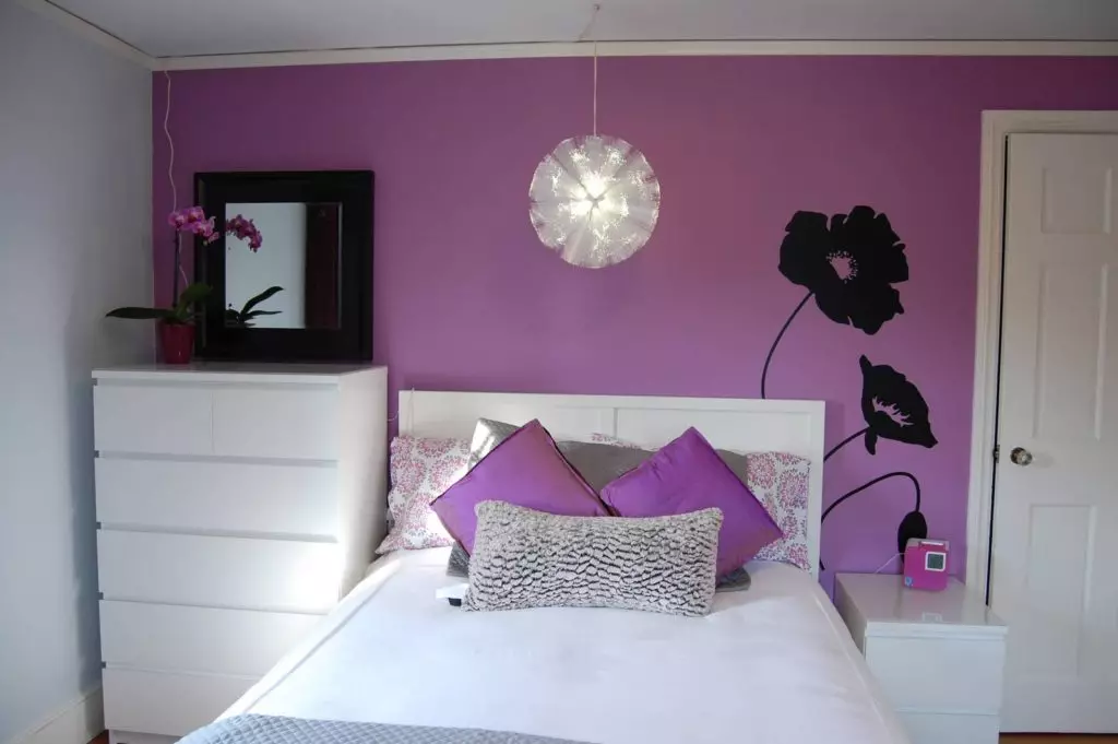 LILAC Dormitorio (95 fotos): Cales son os tons de fondo e cortinas para escoller? Ideas para deseño de interiores, combinación con lavanda e cores brancas. Que mobles se combinan con? 9881_16