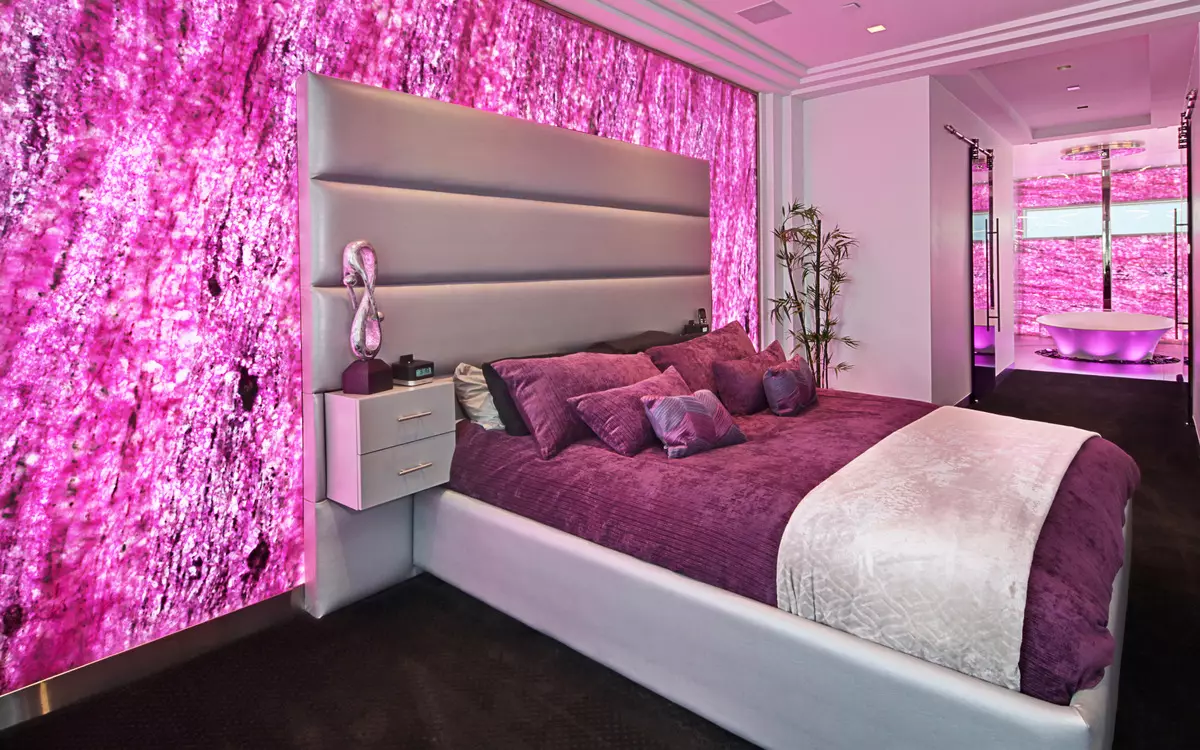 LILAC Dormitorio (95 fotos): Cales son os tons de fondo e cortinas para escoller? Ideas para deseño de interiores, combinación con lavanda e cores brancas. Que mobles se combinan con? 9881_27