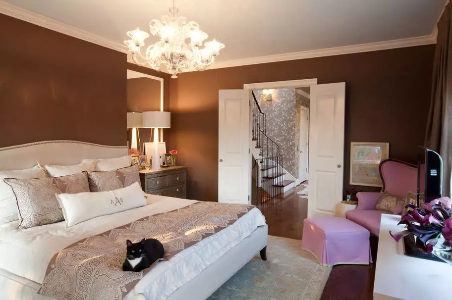 LILAC Dormitorio (95 fotos): Cales son os tons de fondo e cortinas para escoller? Ideas para deseño de interiores, combinación con lavanda e cores brancas. Que mobles se combinan con? 9881_33