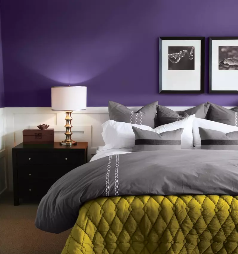 Lila-slaapkamer (95 foto's): Wat is die kleure van agtergrond en gordyne om te kies? Idees vir interieurontwerp, kombinasie met laventel en wit kleure. Watter meubels word gekombineer met? 9881_36