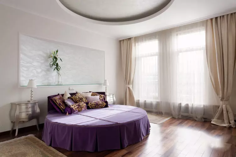 LILAC Dormitorio (95 fotos): Cales son os tons de fondo e cortinas para escoller? Ideas para deseño de interiores, combinación con lavanda e cores brancas. Que mobles se combinan con? 9881_43