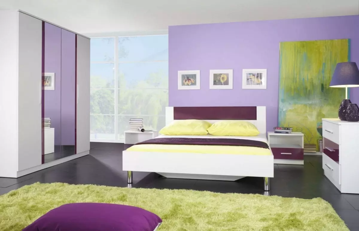 LILAC Dormitorio (95 fotos): Cales son os tons de fondo e cortinas para escoller? Ideas para deseño de interiores, combinación con lavanda e cores brancas. Que mobles se combinan con? 9881_80