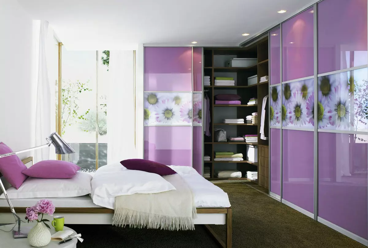 LILAC Dormitorio (95 fotos): Cales son os tons de fondo e cortinas para escoller? Ideas para deseño de interiores, combinación con lavanda e cores brancas. Que mobles se combinan con? 9881_84