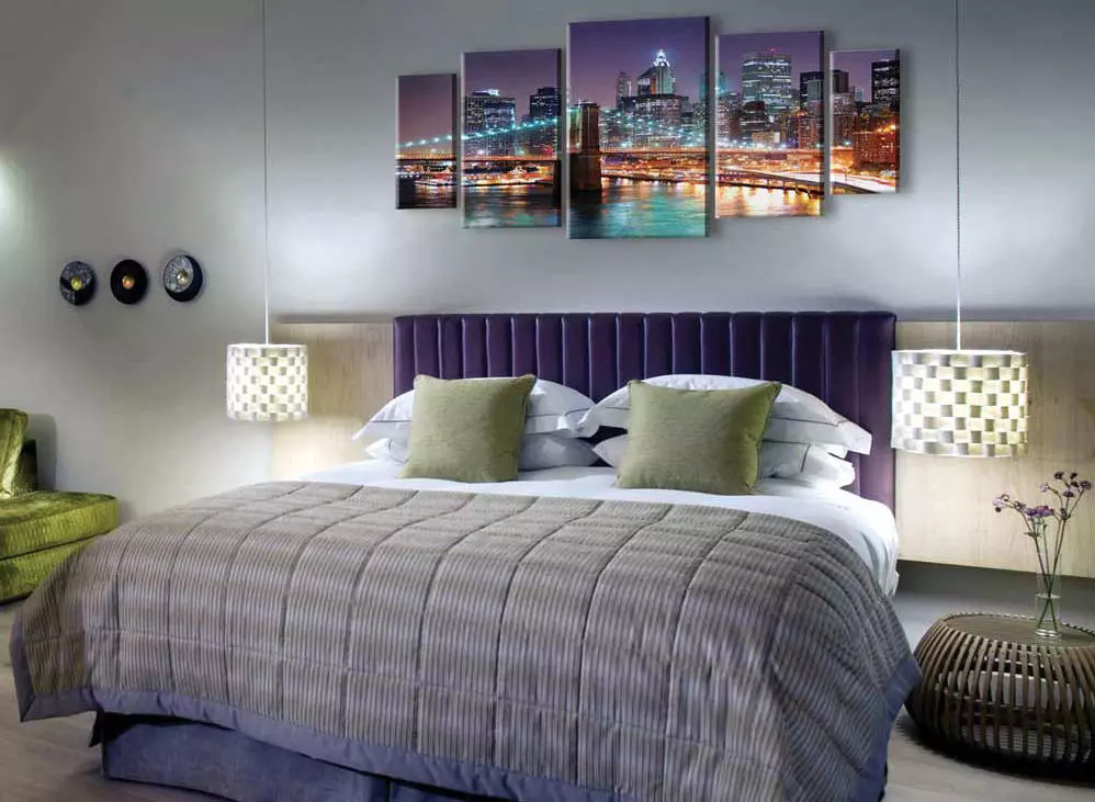 Fotografitë për dhomën e gjumit (88 foto): Çfarë hog mbi krevat? Ku mund të rri fotot modulare? Fenzui Opsionet e favorshme, fotografi të bukura në mur të brendshëm në stilet klasike dhe të tjera 9883_45
