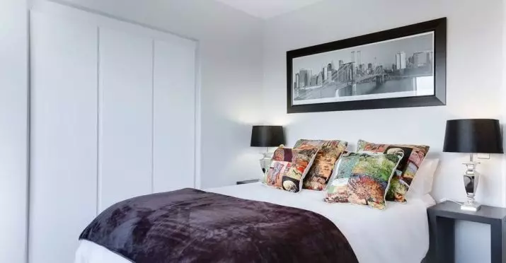 Gambar untuk bilik tidur (88 foto): Apa babi di atas katil? Di mana saya boleh menggantung gambar modular? Fenzui pilihan yang menggalakkan, gambar-gambar yang indah di dinding dalaman dalam gaya klasik dan lain-lain 9883_86