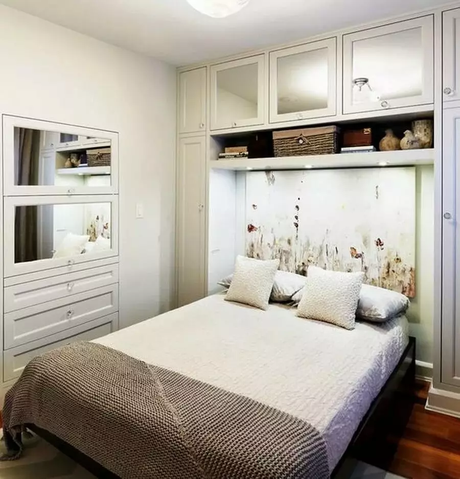 Das Design von kleinen Schlafzimmern von 5-6 Quadratmetern. M (77 Fotos): Eigenschaften des Zimmerinnenraums mit einem Fenster in einem modernen Stil. Wie wählt man eine 2x3-Raum-Tapete aus? 9884_3