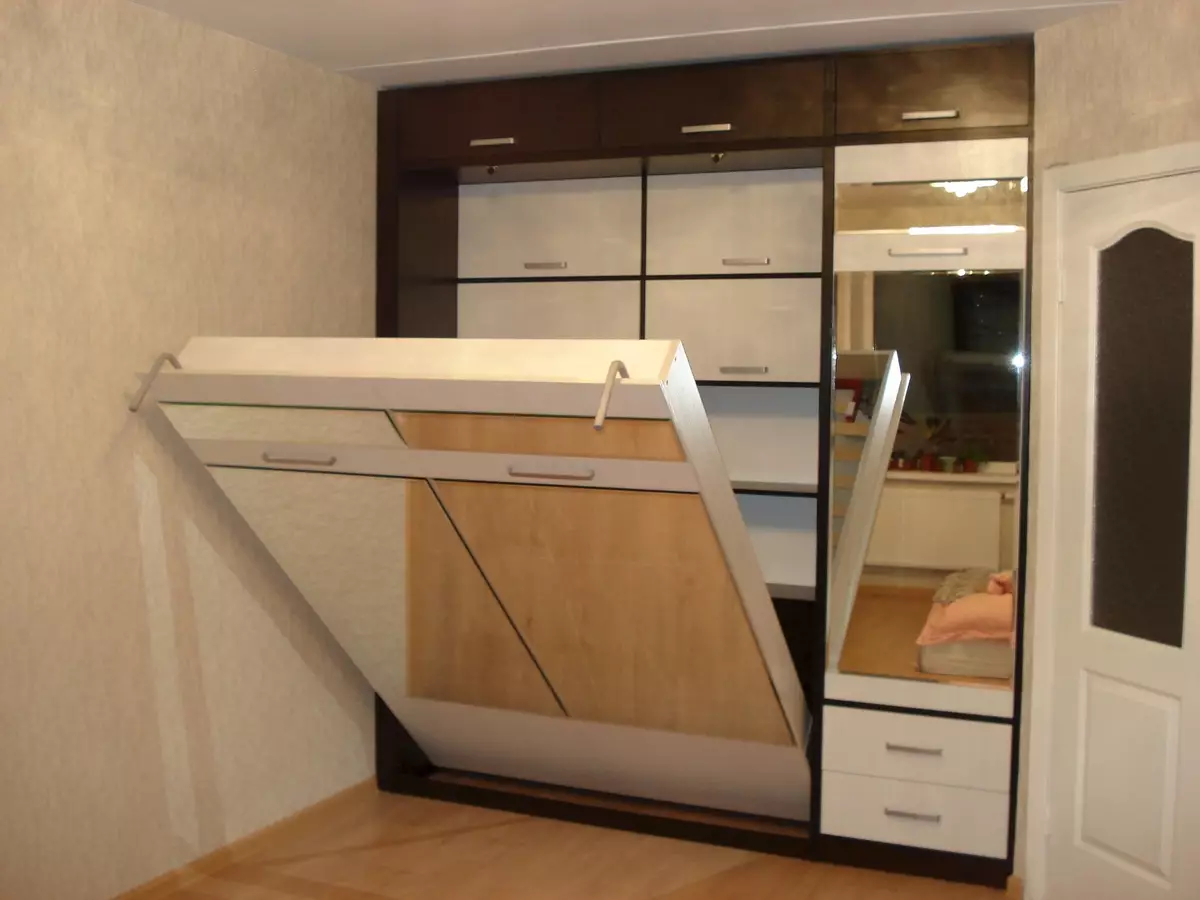 Designul suprafeței dormitoarelor mici de 5-6 metri pătrați. M (77 fotografii): Caracteristicile camerei interioare cu o fereastră într-un stil modern. Cum de a alege un tapet de 2x3 camere? 9884_47