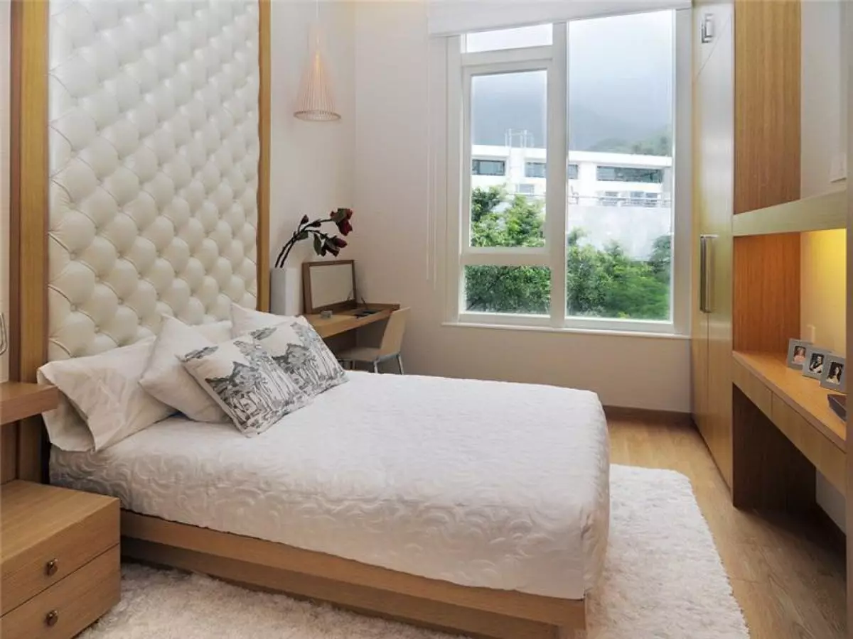 Designul suprafeței dormitoarelor mici de 5-6 metri pătrați. M (77 fotografii): Caracteristicile camerei interioare cu o fereastră într-un stil modern. Cum de a alege un tapet de 2x3 camere? 9884_48