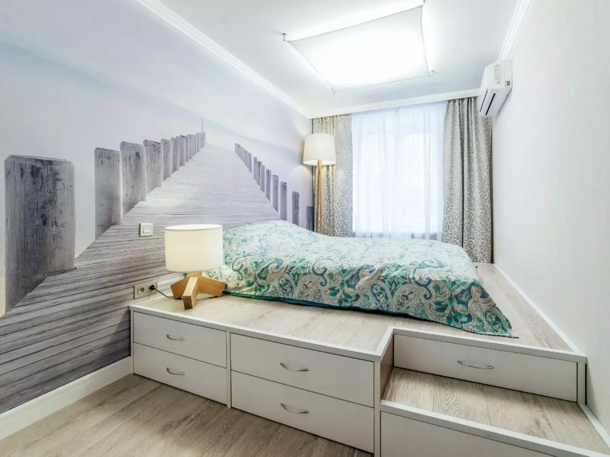 Das Design von kleinen Schlafzimmern von 5-6 Quadratmetern. M (77 Fotos): Eigenschaften des Zimmerinnenraums mit einem Fenster in einem modernen Stil. Wie wählt man eine 2x3-Raum-Tapete aus? 9884_57