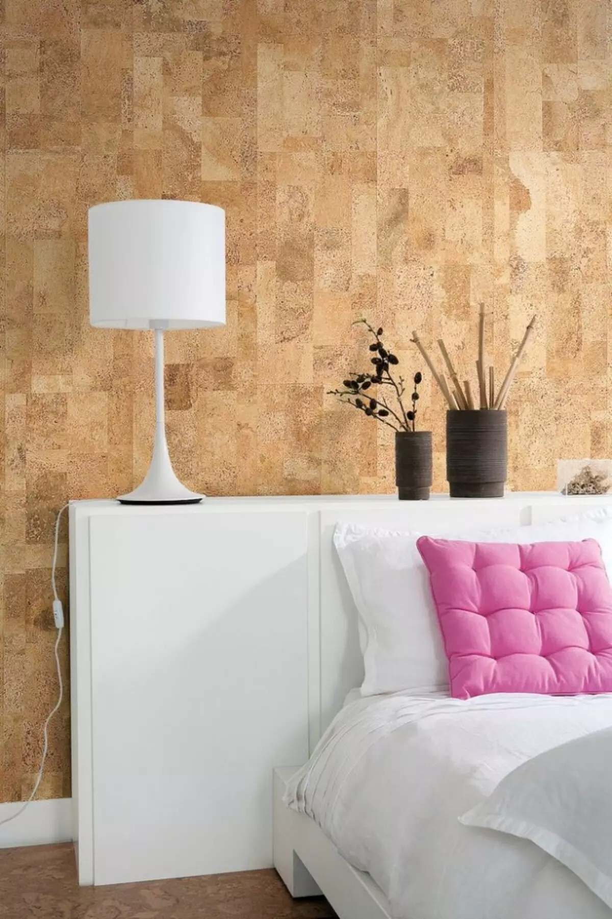 Dormitorul de decorare (63 poze): decoratiuni de perete cu lemn si clase, ziduri din caramida din piatra decorativa si gresie in dormitoare interioare din apartament, alte optiuni 9886_30