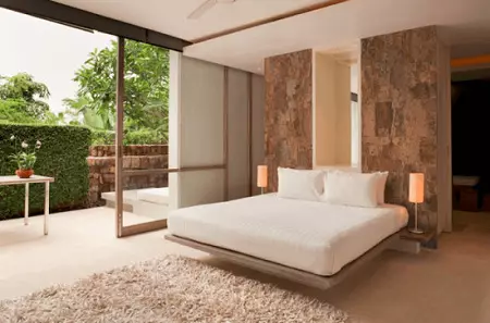 Dormitorul de decorare (63 poze): decoratiuni de perete cu lemn si clase, ziduri din caramida din piatra decorativa si gresie in dormitoare interioare din apartament, alte optiuni 9886_31