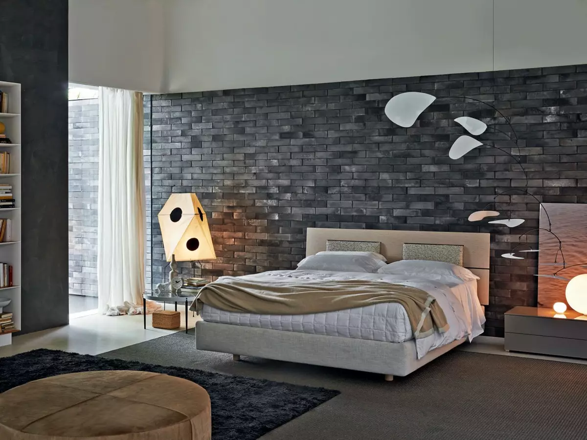 Yatak Odası Dekorasyonu (63 Fotoğraf): Ahşap ve fıçı tahtası ile duvar dekorasyonu, Dekoratif taştan yapılmış tuğla duvarlar ve iç yatak odalarında fayans, diğer seçenekler 9886_35
