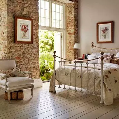 Dormitorul de decorare (63 poze): decoratiuni de perete cu lemn si clase, ziduri din caramida din piatra decorativa si gresie in dormitoare interioare din apartament, alte optiuni 9886_7