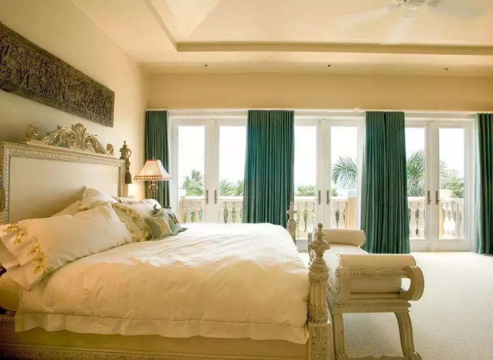 Slaapkamer in beige tonen (89 foto's): interieurontwerp met gordijnen en behang beige. Hoe wordt het gecombineerd met blauwe en grijze tonen? Heldere accenten op de muren maken 9889_37