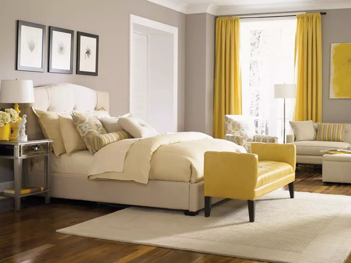 Slaapkamer in beige tonen (89 foto's): interieurontwerp met gordijnen en behang beige. Hoe wordt het gecombineerd met blauwe en grijze tonen? Heldere accenten op de muren maken 9889_46