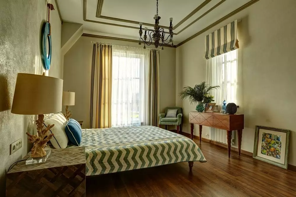 Slaapkamer in beige tonen (89 foto's): interieurontwerp met gordijnen en behang beige. Hoe wordt het gecombineerd met blauwe en grijze tonen? Heldere accenten op de muren maken 9889_55