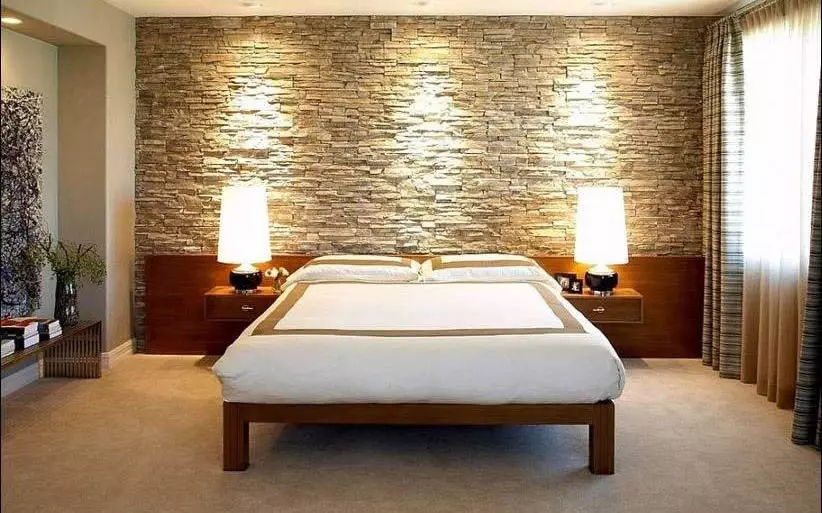 Slaapkamer in beige tonen (89 foto's): interieurontwerp met gordijnen en behang beige. Hoe wordt het gecombineerd met blauwe en grijze tonen? Heldere accenten op de muren maken 9889_71