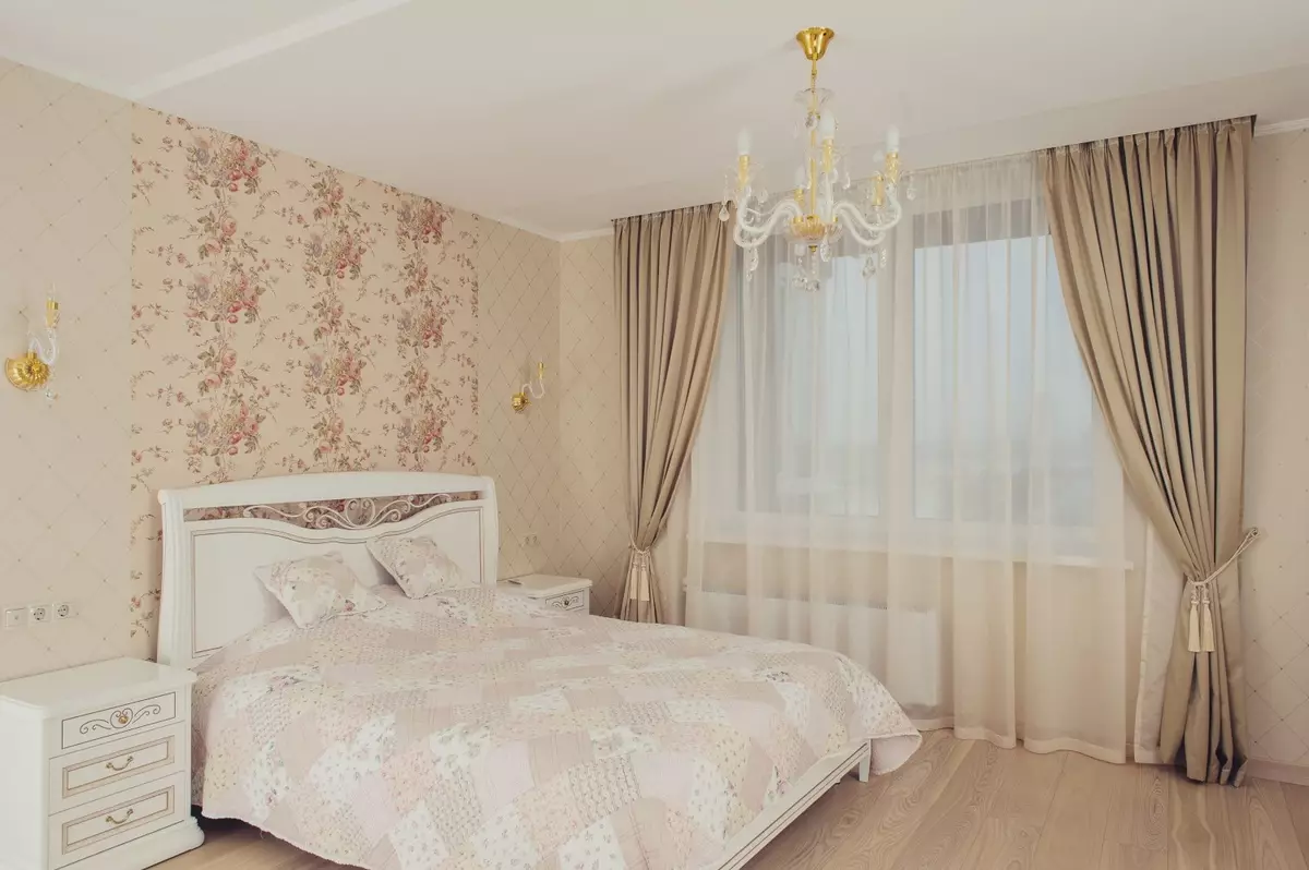 Slaapkamer in beige tonen (89 foto's): interieurontwerp met gordijnen en behang beige. Hoe wordt het gecombineerd met blauwe en grijze tonen? Heldere accenten op de muren maken 9889_79