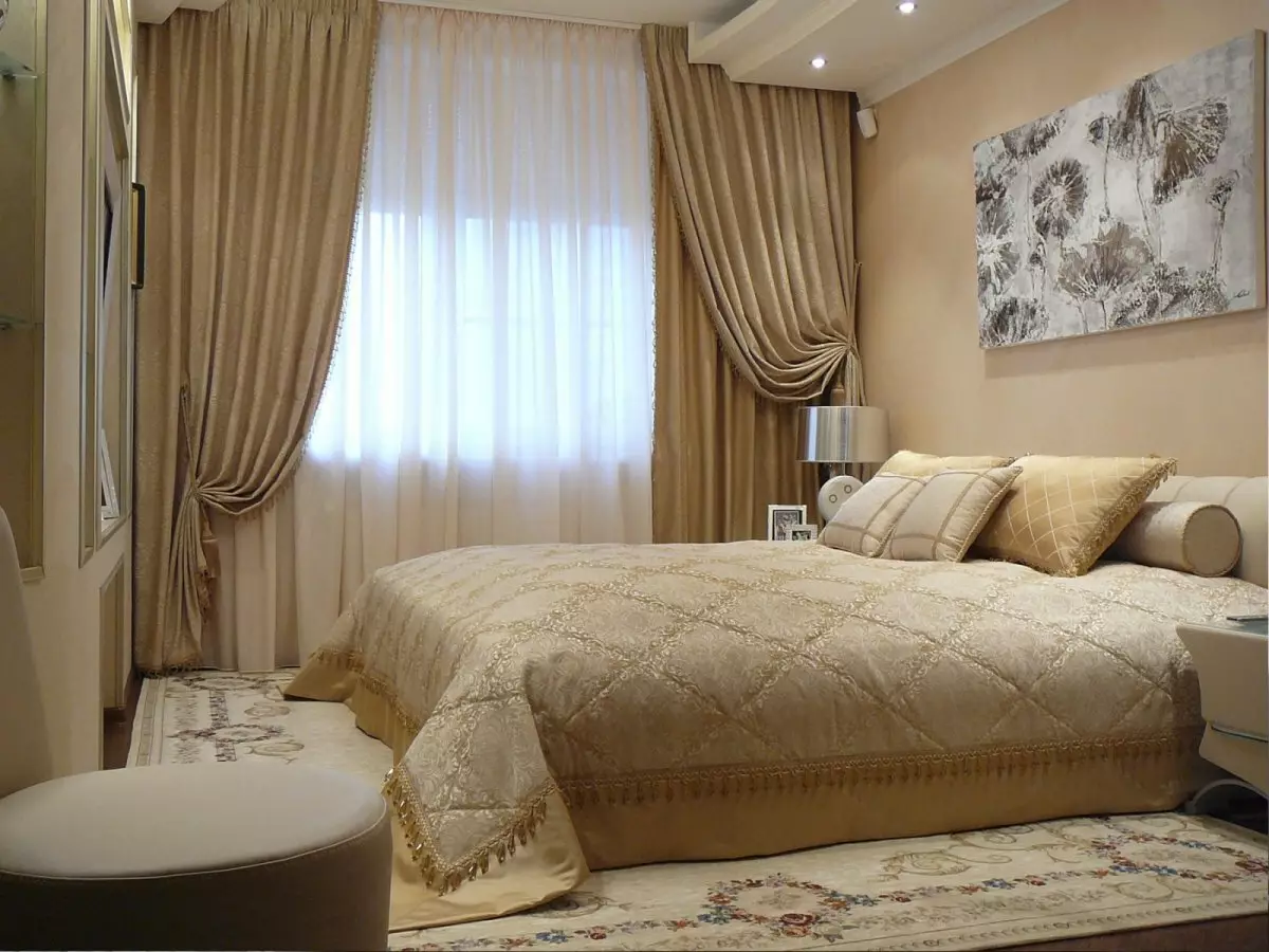 Slaapkamer in beige tonen (89 foto's): interieurontwerp met gordijnen en behang beige. Hoe wordt het gecombineerd met blauwe en grijze tonen? Heldere accenten op de muren maken 9889_80