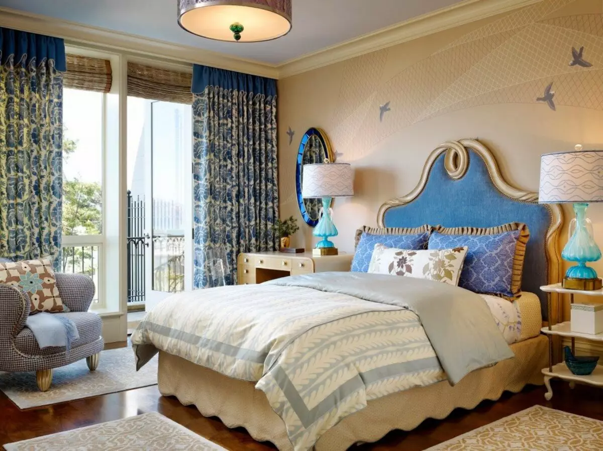 Slaapkamer in beige tonen (89 foto's): interieurontwerp met gordijnen en behang beige. Hoe wordt het gecombineerd met blauwe en grijze tonen? Heldere accenten op de muren maken 9889_82
