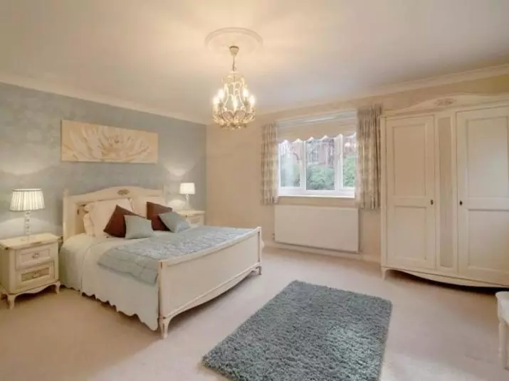 Slaapkamer in beige tonen (89 foto's): interieurontwerp met gordijnen en behang beige. Hoe wordt het gecombineerd met blauwe en grijze tonen? Heldere accenten op de muren maken 9889_88