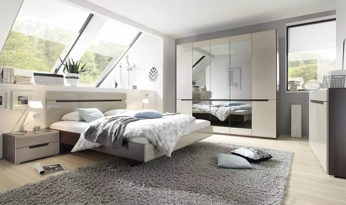 Eenvoudige slaapkamers (65 foto's): Hoe om binne-ontwerp net en smaakvolle skep? Begroting opsies in die gewone middelklas woonstel 9890_4
