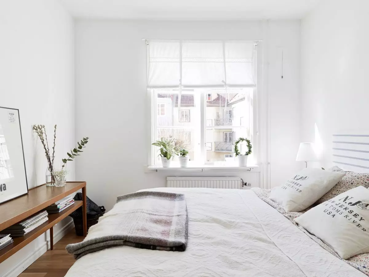 Eenvoudige slaapkamers (65 foto's): Hoe om binne-ontwerp net en smaakvolle skep? Begroting opsies in die gewone middelklas woonstel 9890_56