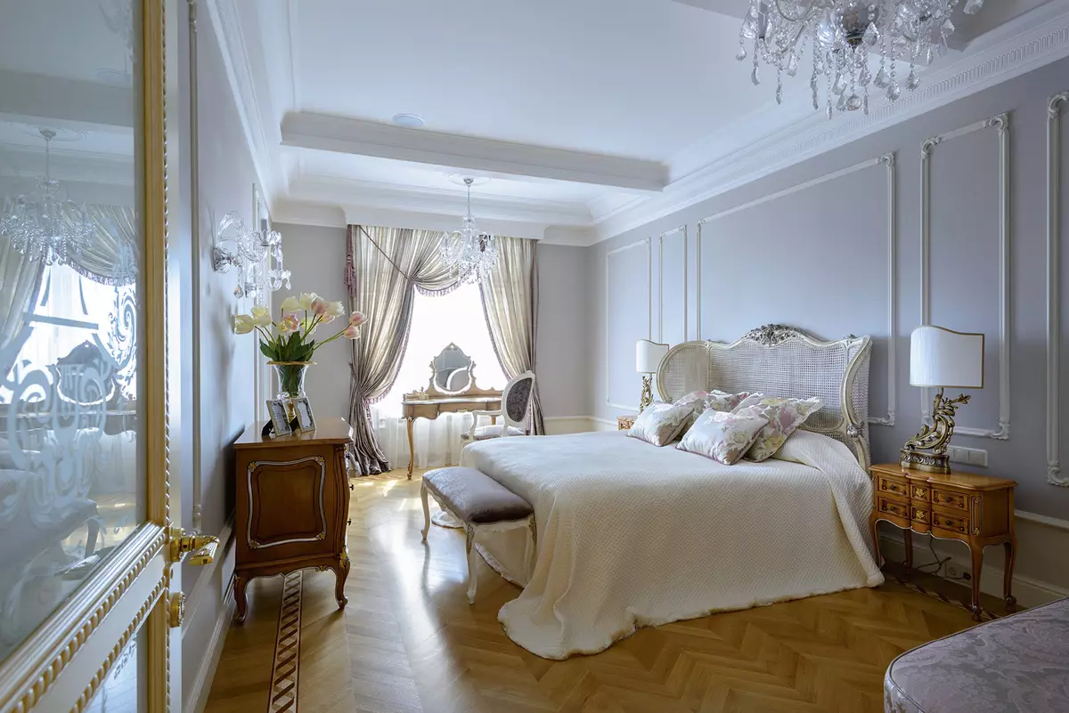 침실 고전적인 스타일 (72 사진) : 고전적인 디자인, 인테리어의 밝고 갈색 가구. 작은 침실과 큰 침실을위한 벽지 선택 9891_10