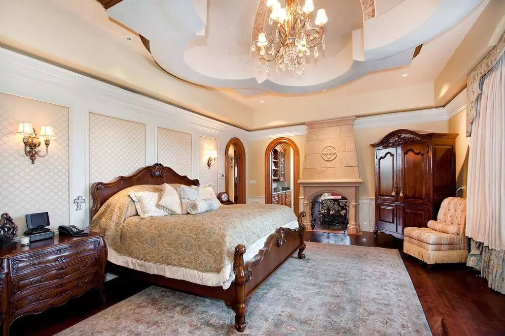 침실 고전적인 스타일 (72 사진) : 고전적인 디자인, 인테리어의 밝고 갈색 가구. 작은 침실과 큰 침실을위한 벽지 선택 9891_13