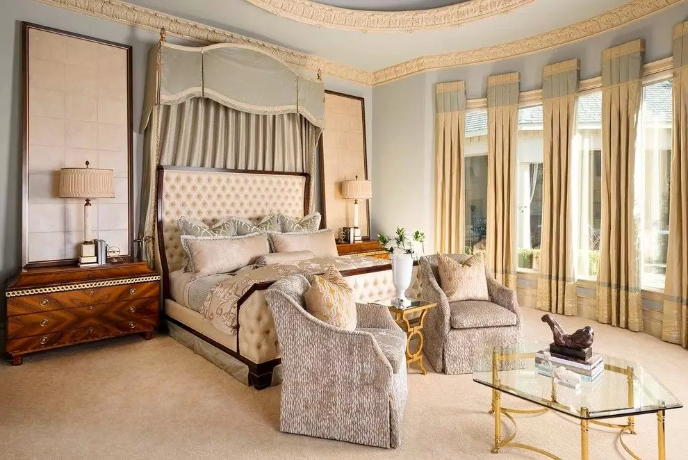 침실 고전적인 스타일 (72 사진) : 고전적인 디자인, 인테리어의 밝고 갈색 가구. 작은 침실과 큰 침실을위한 벽지 선택 9891_14