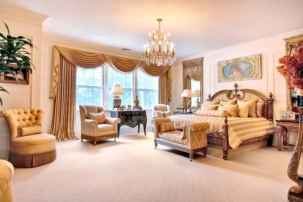 침실 고전적인 스타일 (72 사진) : 고전적인 디자인, 인테리어의 밝고 갈색 가구. 작은 침실과 큰 침실을위한 벽지 선택 9891_15